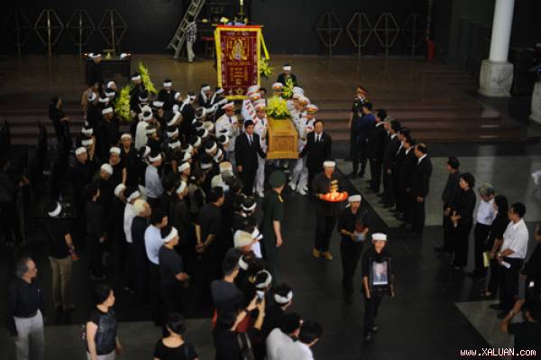  Lãnh đạo Nhà nước, gia đình, các #nghesi# học trò thương tiếc đưa linh cữu NSND Đình Quang về nơi an nghỉ.