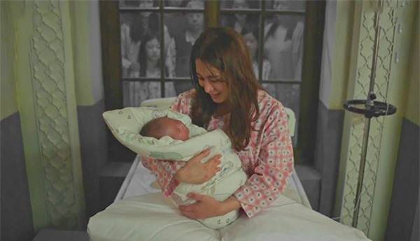 Con dâu ở cữ nhà ngoại, mẹ chồng sang thăm thấy khổ quá, bà thu dọn quần áo ra lệnh: Về với mẹ