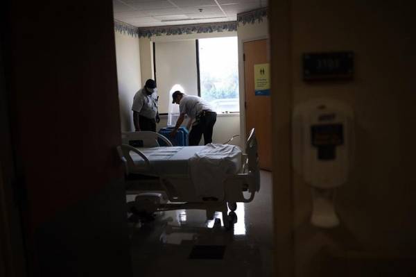 Nhân viên bệnh viện chuyển đổi một phòng trong bệnh viện Maryland thành nơi chăm sóc bệnh nhân bị Covid-19. Ảnh: Getty.