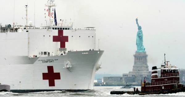 Tàu USNS Comfort đang có mặt tại New York để hỗ trợ điều trị bệnh nhân. Ảnh: AP.