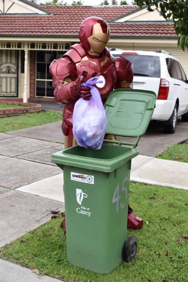 Dân Australia hóa trang lộng lẫy khi đi đổ rác giữa mùa dịch