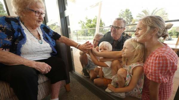 Vì các quy định về giãn cách xã hội và để bảo vệ sức khỏe, bốn thế hệ gia đình cụ Hilkka Ovaskainen, 92 tuổi, chỉ có thể gặp mặt qua cửa kính.