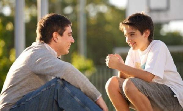Cha mẹ nên thường xuyên trò chuyện với trẻ, đặc biệt là trẻ trai để hiểu con hơn. Ảnh minh họa