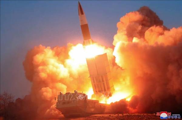 (Ảnh do Hãng thông tấn Trung ương Triều Tiên KCNA đăng phát ngày 22/3/2020): Vụ thử nghiệm vũ khí chiến thuật mới của Triều Tiên tại một địa điểm bí mật. Ảnh: Yonhap/TTXVN